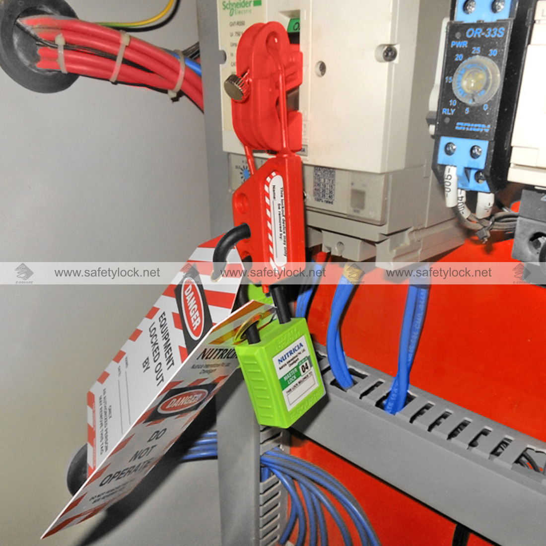 A-type universal circuit breaker lockout with twister screw installation