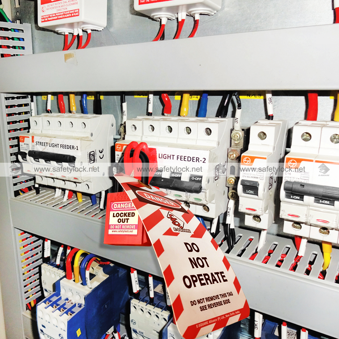 B-Type universal circuit breaker lockout with twister screw installation