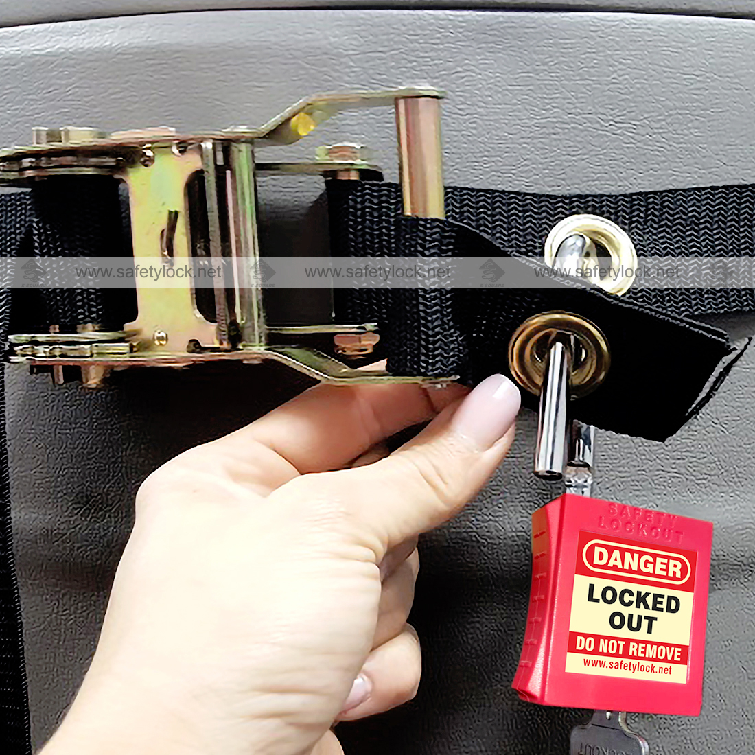 lockable ratchet strap for confined space cover lockout