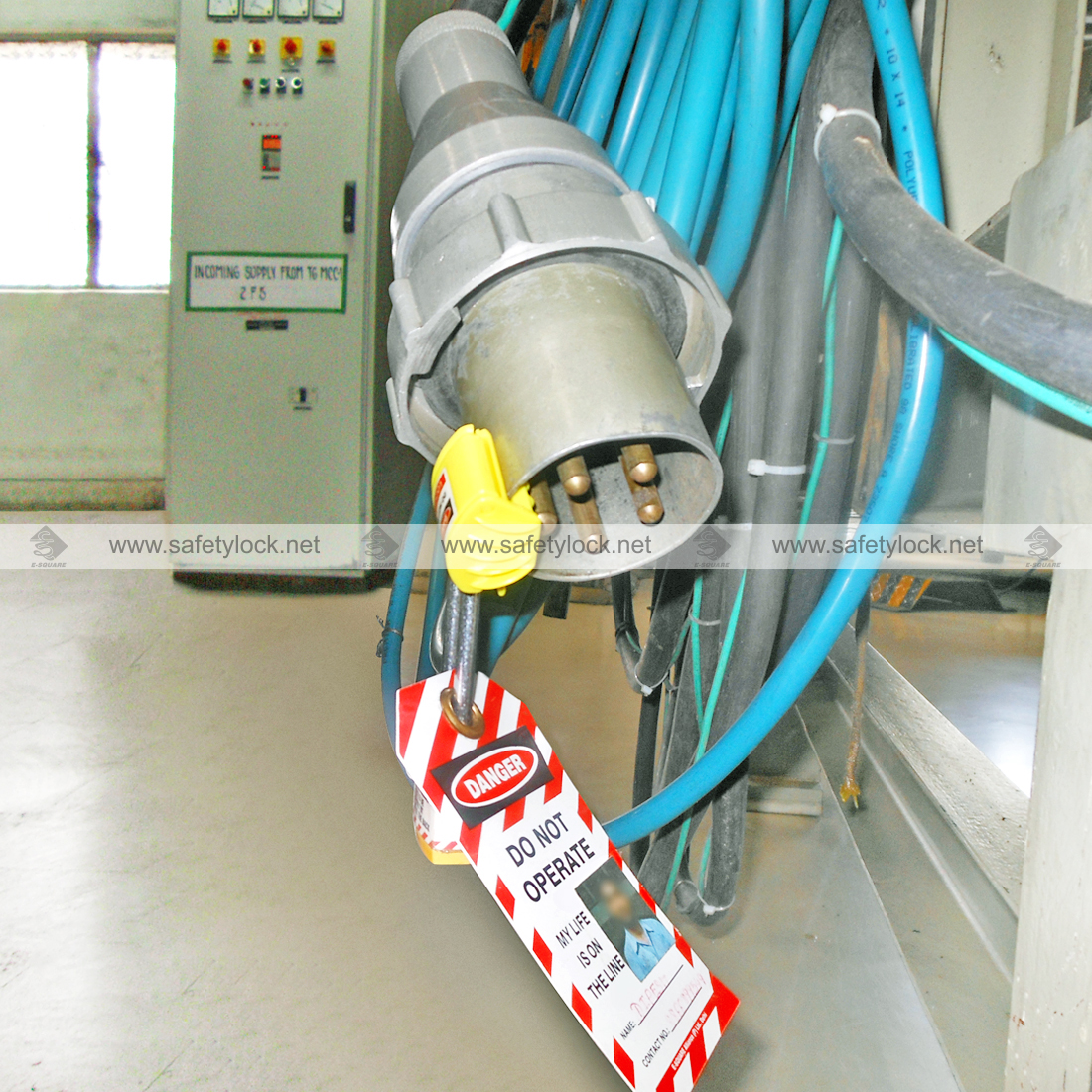 pin and sleeve male plug lockout tagout device