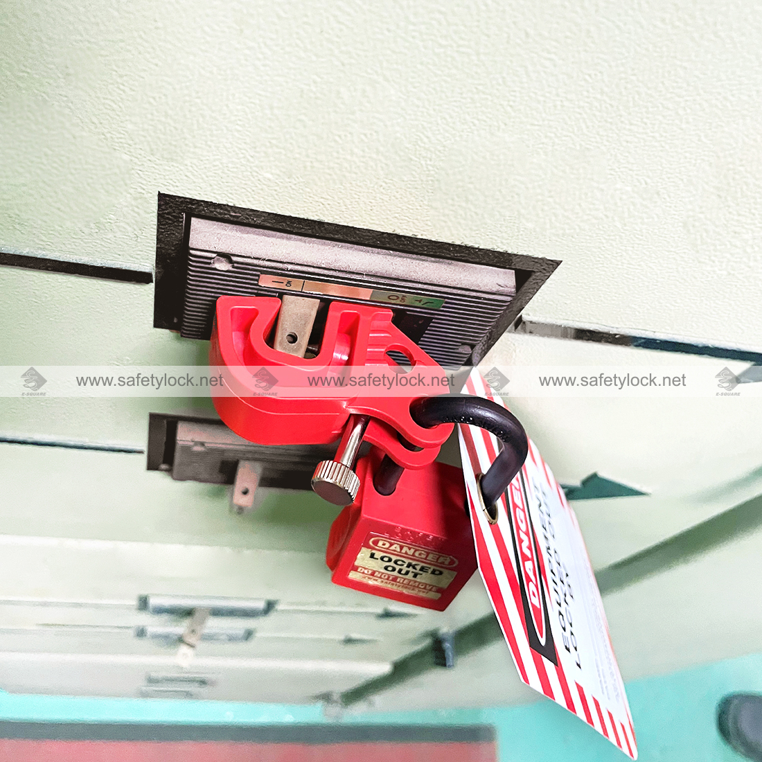 universal circuit breaker lockout device with double hole