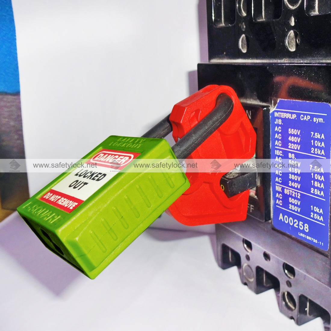 universal multi functional circuit breaker lockout device