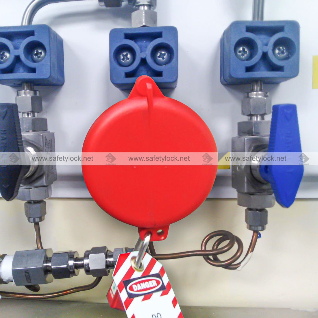 gate valve lockout device to lock valve