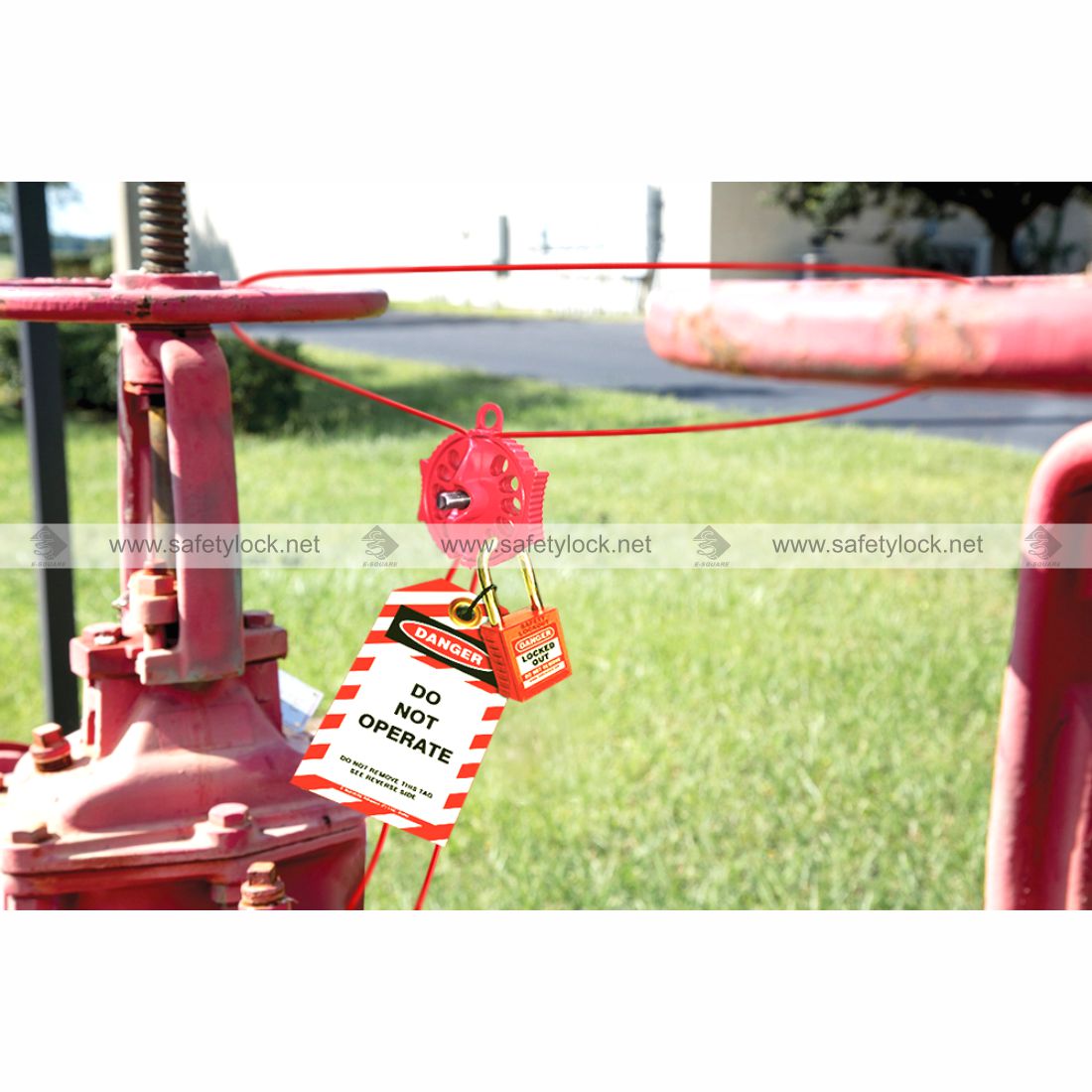 UMCL cable lockout device with hanging twister